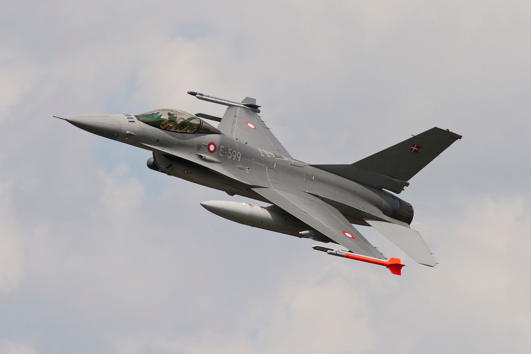 A Danish F-16AM shortly after take-off.