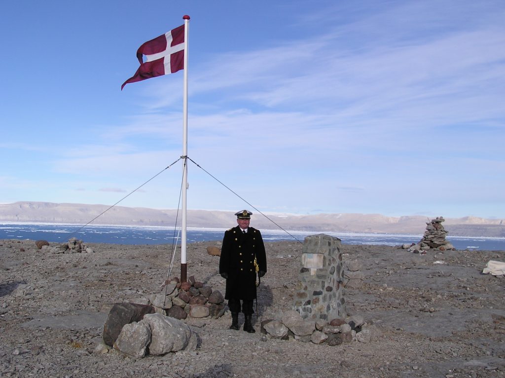 Commanding Officer of the HDMS Triton, Per Starklint, on Hans Island in August 2003 (Photo by Per Starklint (CC))