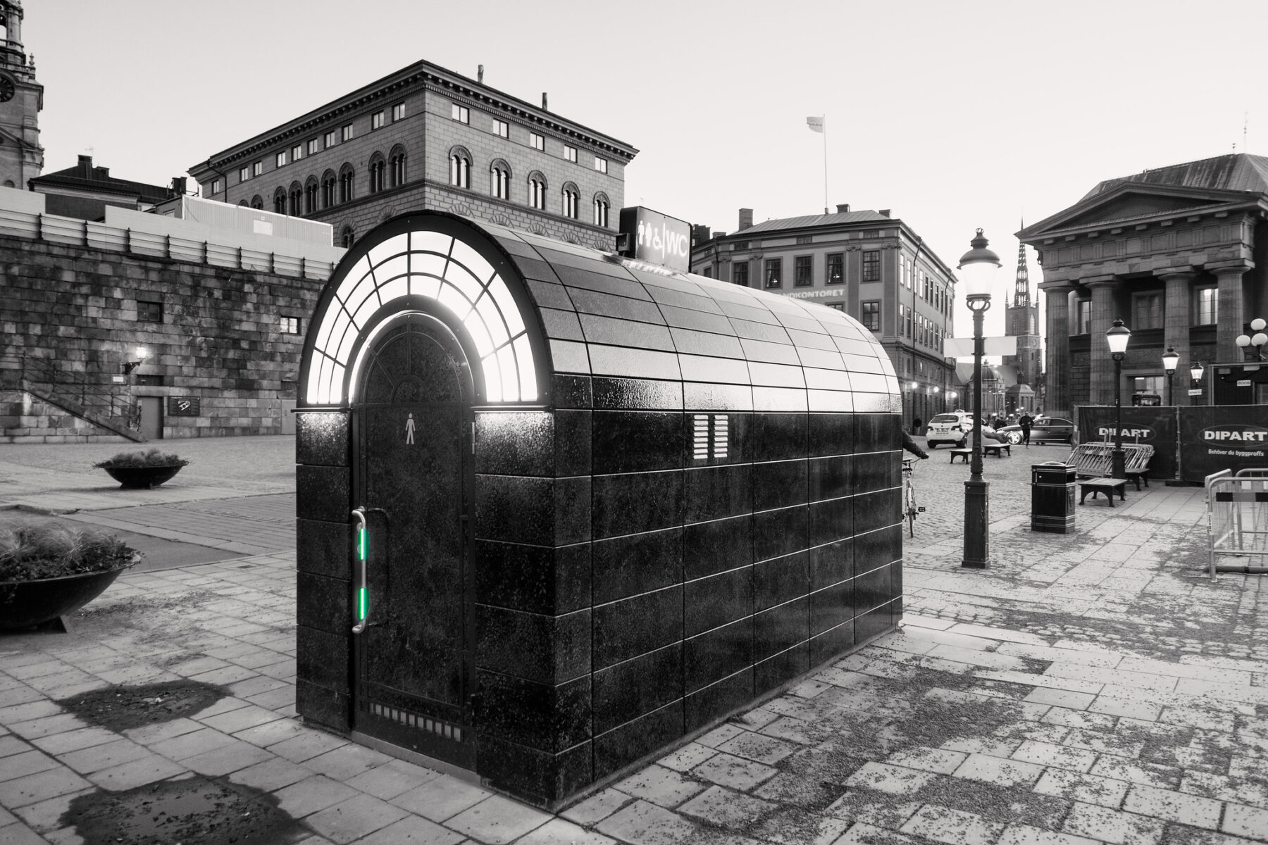 A public toilet outside the Royal Palace of Stockholm (Photo Eric Kilby)