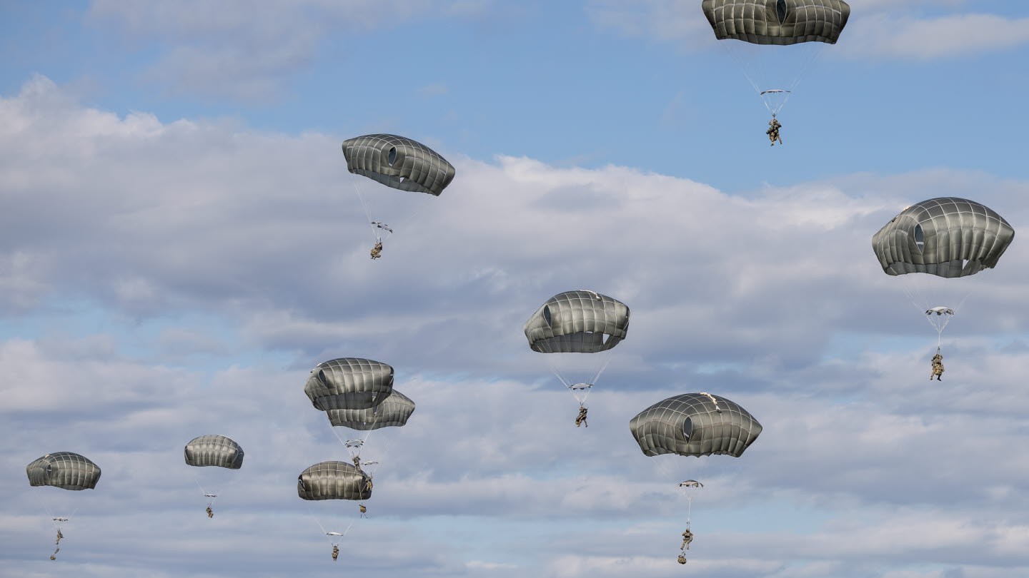 NATO paratroopers over Hagshult, Sweden (Press photo: Amanda Gahm/Försvarsmakten)