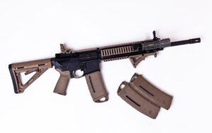 An AR-15 semi-automatic rifle (Photo: Docmonstereyes (CC))