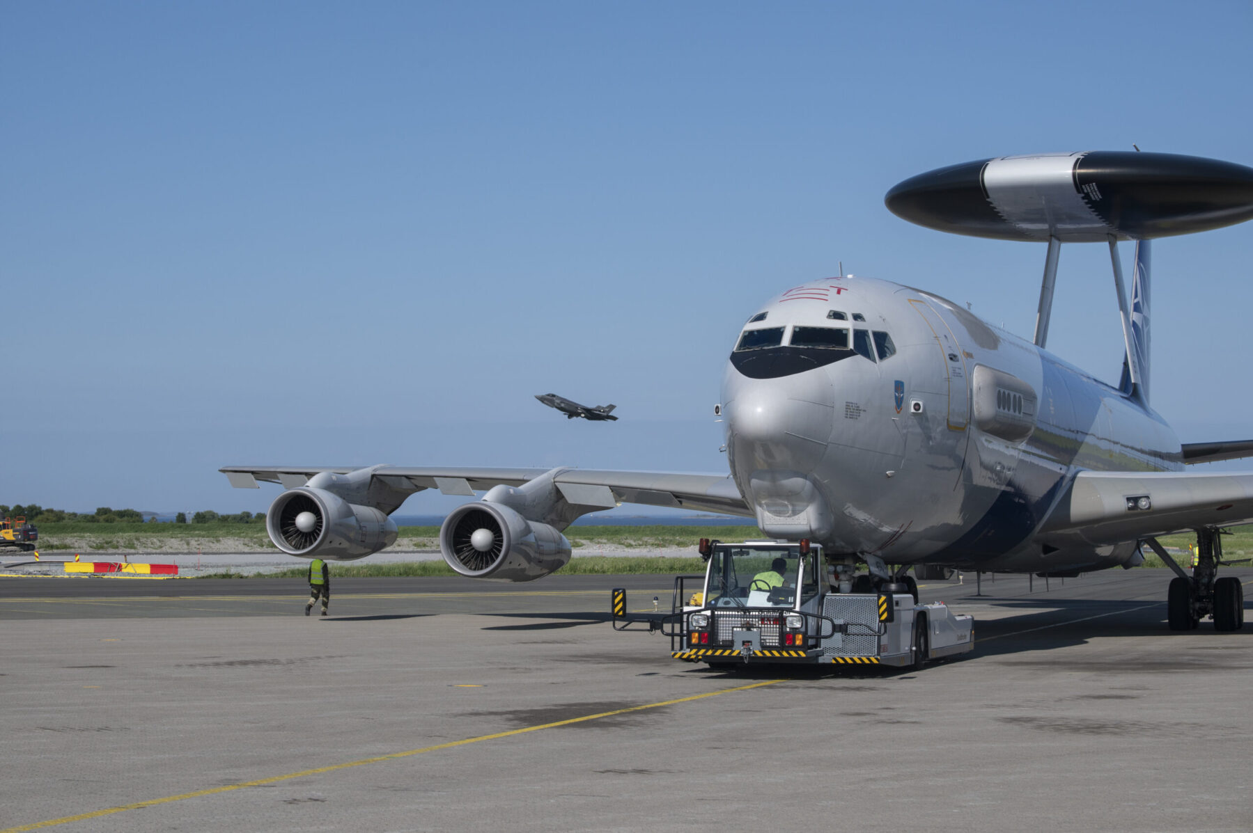 A NATO E-3A AWACS flying air and combat control aircraft at Ørland during the 2021 exercise ACE 2021. In the background a Norwegian F-35 is taking off. (Press photo: Jan Terje Hellemsbakken / Forsvaret)