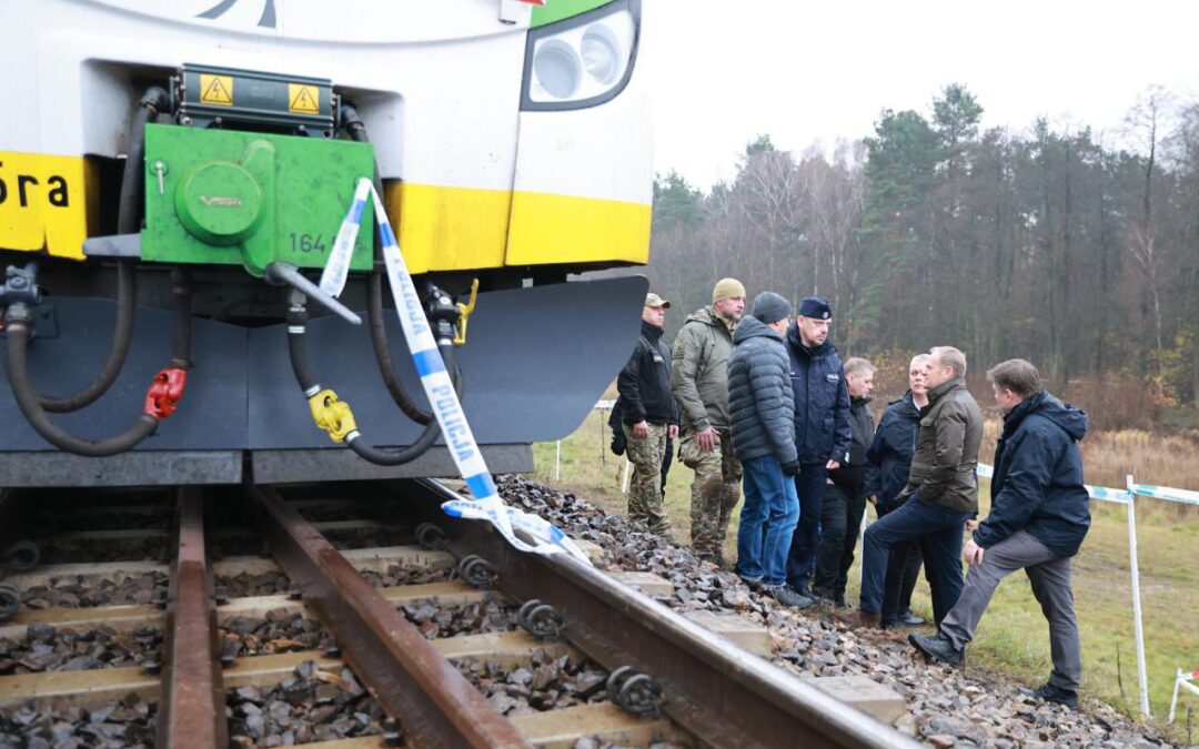 Polish Prime Minister Donald Tusk visiting the sabotaged railroad near Mika, 18 November 2025 (Photo: Polish Prime Minister's Office)